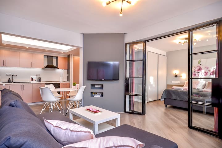 ROSÉ 1BD designer apt in city centre