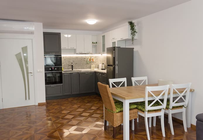 Perfect Summer Vacation Rental - 1-Bedroom Flat 11 Flataway