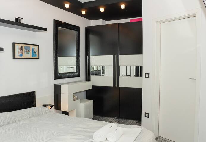Black & White | 2-Bedroom Flat 5min from the Beach 15 Flataway