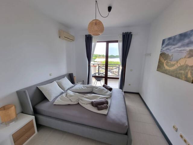 Cozy Bright 2BD Apartment with Sea View 4 Flataway