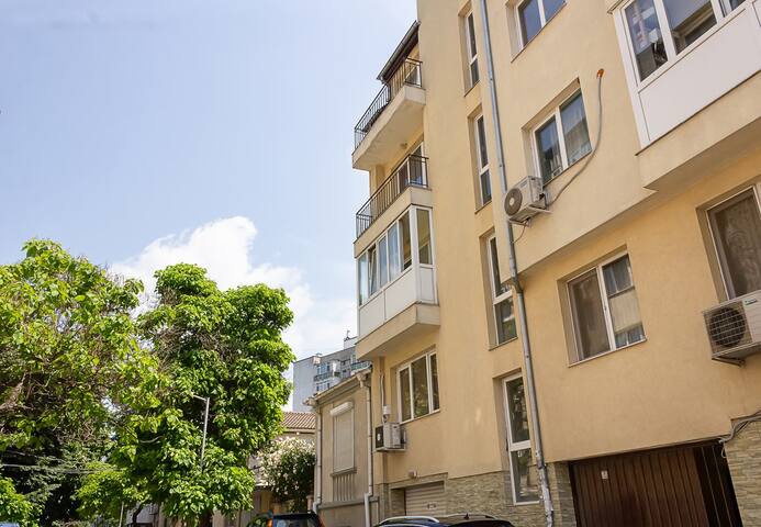 Stylish 1BD apartment with Cozy Balcony in Varna 4 Flataway