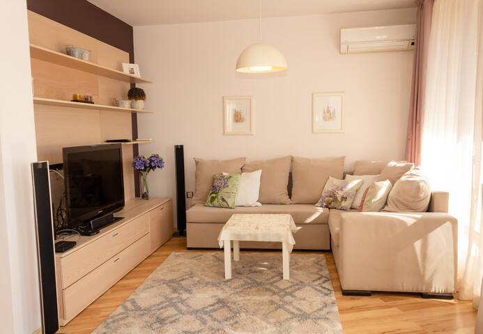 Lovely 1BD Apartment in the heart of Varna 1 Flataway