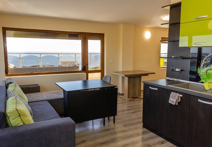 Spacious 3BD Flat with Large Terrace & Sea View 1 Flataway