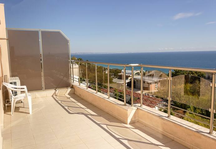 Spacious 3BD Flat with Large Terrace & Sea View 4 Flataway