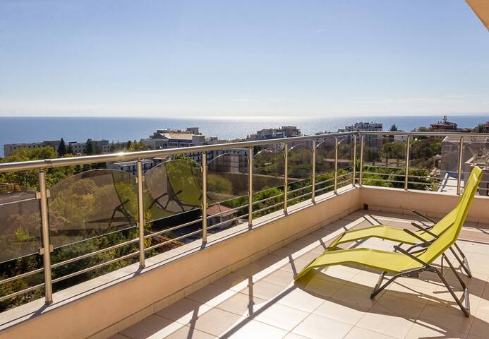 Spacious 3BD Flat with Large Terrace & Sea View 18 Flataway