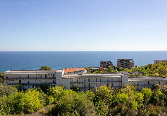 Spacious 3BD Flat with Large Terrace & Sea View 19 Flataway