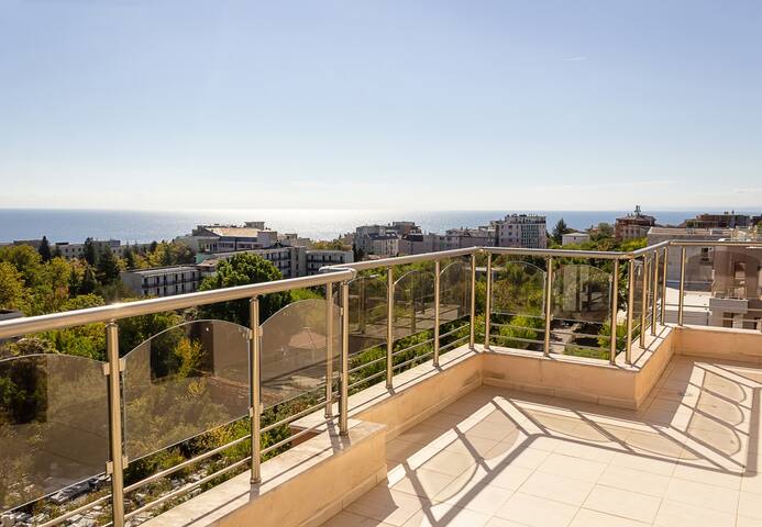 Spacious 3BD Flat with Large Terrace & Sea View 20 Flataway