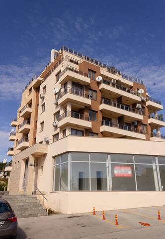 Spacious 3BD Flat with Large Terrace & Sea View 22 Flataway