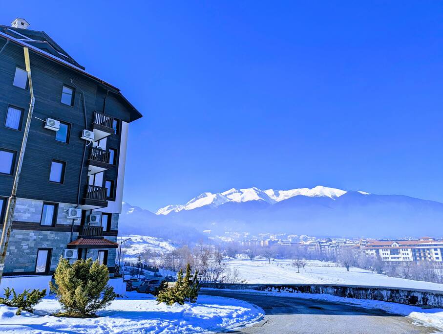 Stylish 2BD Apartment with Panoramic Mountain View Flataway