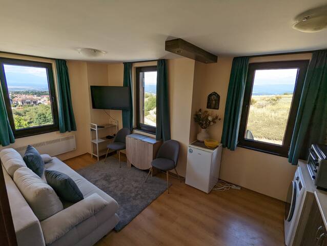 Stylish 2BD Apartment with Panoramic Mountain View 4 Flataway