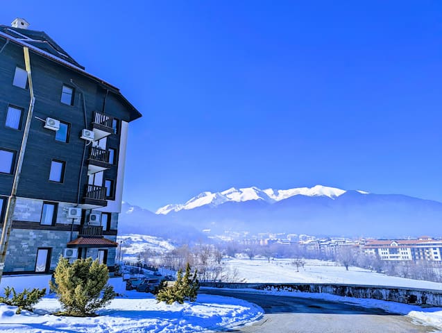 Stylish 2BD Apartment with Panoramic Mountain View 0 Flataway