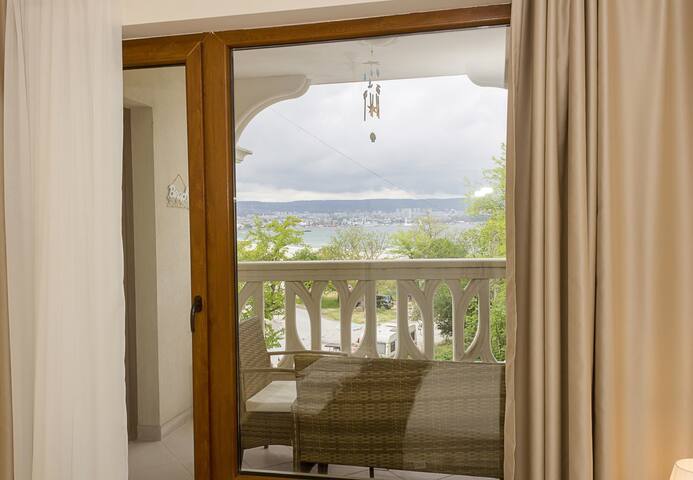 Coastal 1BD Flat with Pool & Parking 4 Flataway