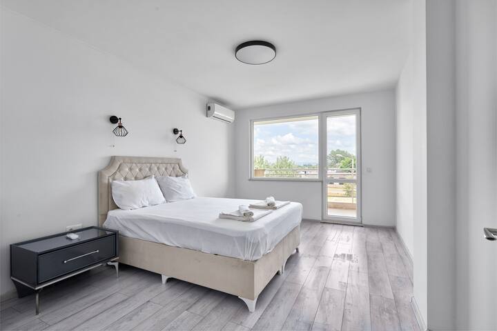 Sunny Seaside Retreat: 2BD Apartment in Nesebar 1 Flataway