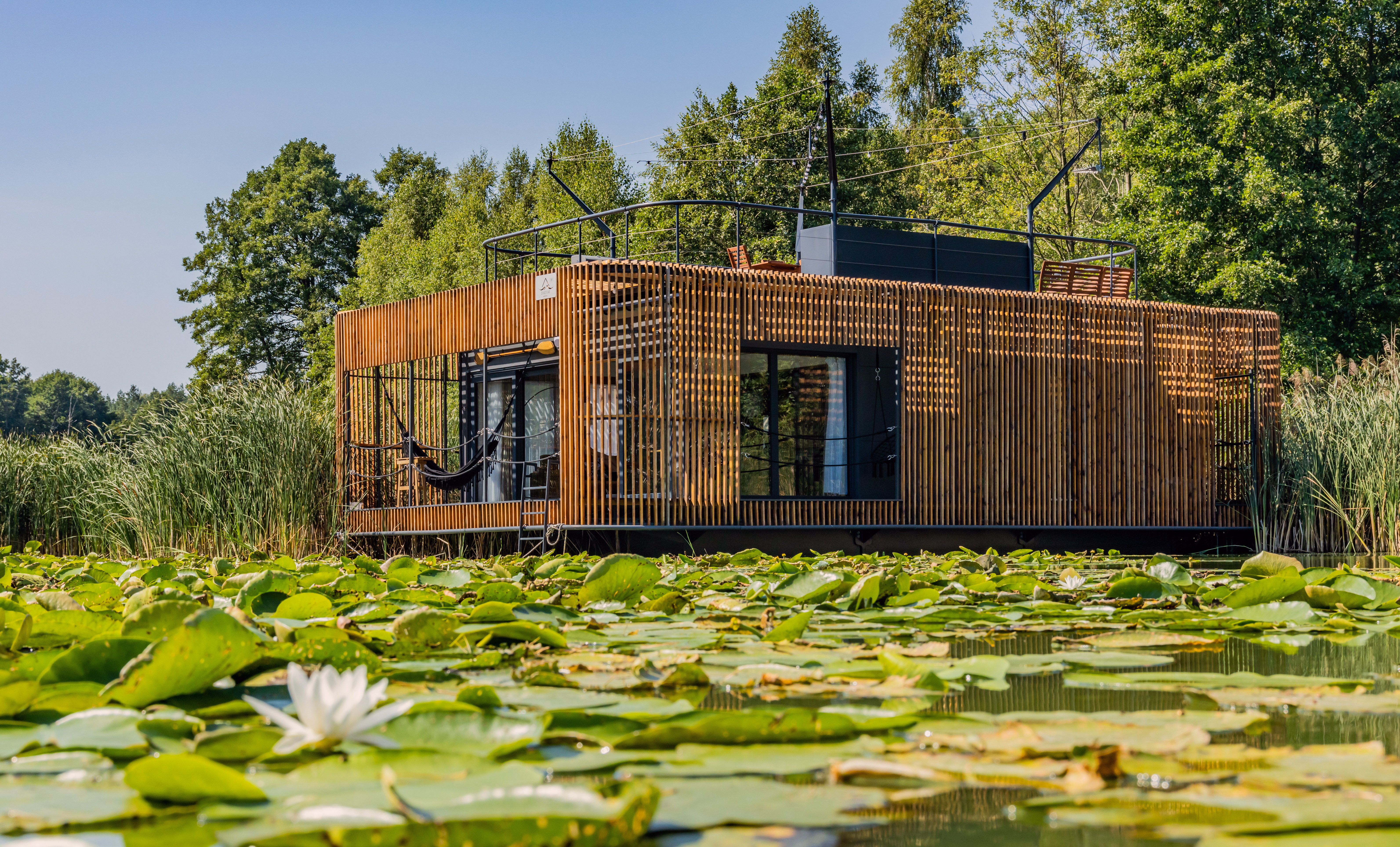 WATER HIDEOUT Floating Villa in wild nature Flataway