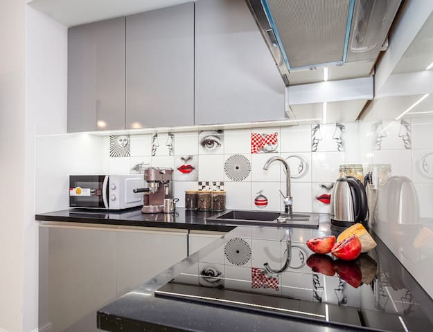 Bright & Breezy Central Apartment with City Views 12 Flataway