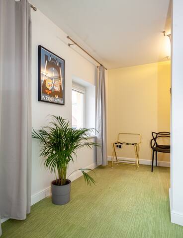 Bright & Breezy Central Apartment with City Views 17 Flataway