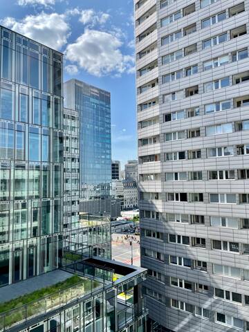 Modern Apartment with Balcony/the Vibrant City Hub 3 Flataway