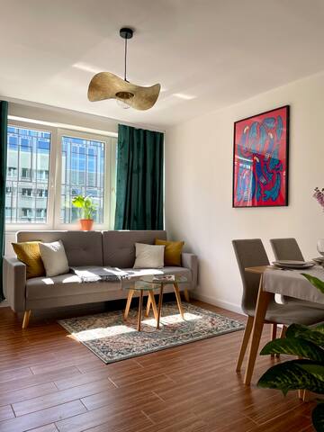 Modern Apartment with Balcony/the Vibrant City Hub 12 Flataway