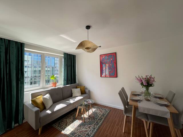 Modern Apartment with Balcony/the Vibrant City Hub 15 Flataway