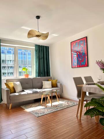 Modern Apartment with Balcony/the Vibrant City Hub 16 Flataway