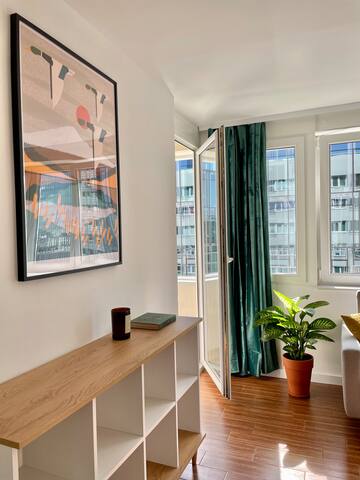 Modern Apartment with Balcony/the Vibrant City Hub 25 Flataway
