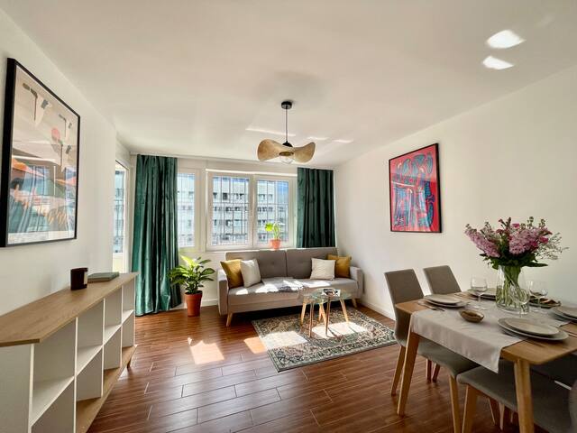 Modern Apartment with Balcony/the Vibrant City Hub 26 Flataway
