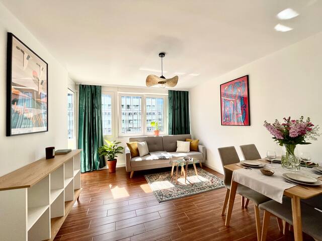 Modern Apartment with Balcony/the Vibrant City Hub 33 Flataway