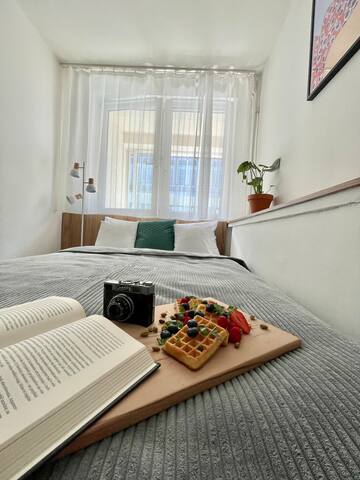 Modern Apartment with Balcony/the Vibrant City Hub 35 Flataway
