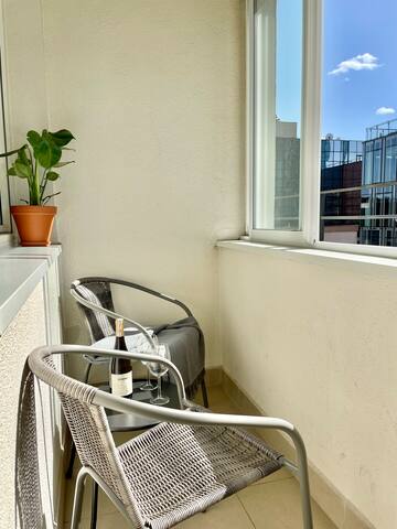 Modern Apartment with Balcony/the Vibrant City Hub 45 Flataway