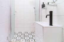 Listing 12 Business Studio <Very Central> Montefiore! 10 Loginn Autonomous Hotels