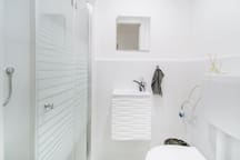 Listing 16 Studio by the sea! 1min>BEACH 14 Loginn Autonomous Hotels