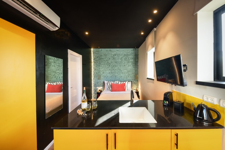 XL Studio + Island Kitchen and Mini Terrace! 4 Loginn Autonomous Hotels