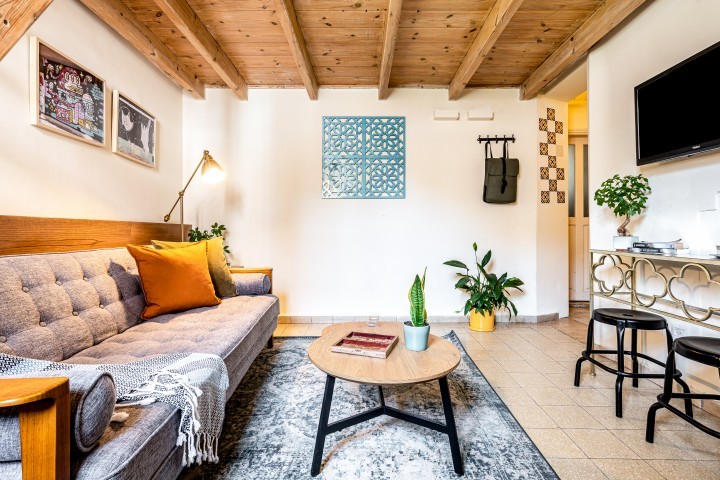 Listing 6 Cozy Studio + Gallery Floor / Jaffa Style 4 Loginn Autonomous Hotels