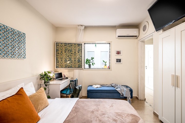 Listing 1 Private Studio + Patio ➜ next to Flea Market Loginn Autonomous Hotels