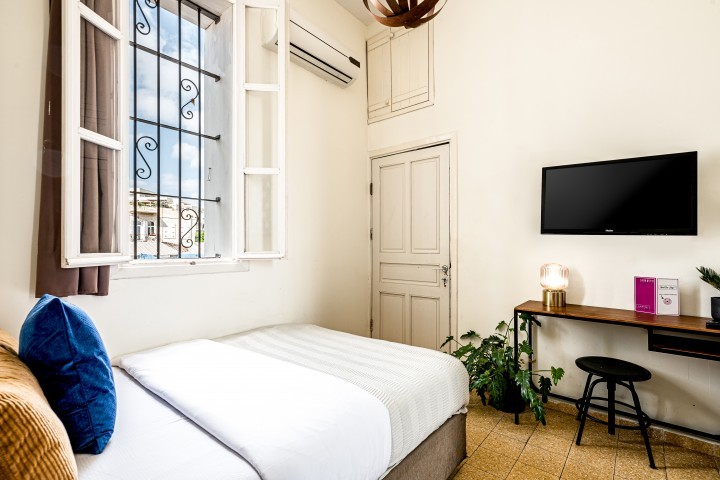 Listing 4 Urban Studio: 1 minute to Flea Market 2 Loginn Autonomous Hotels