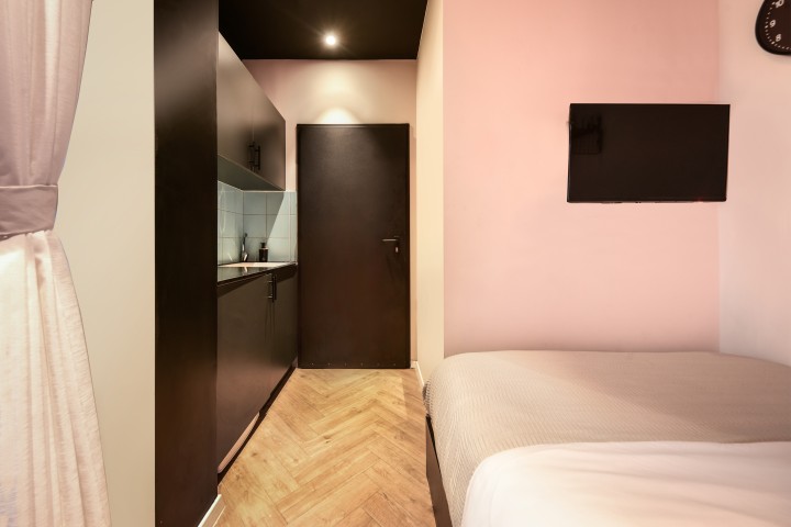 Mini Studio with Enclosed balcony! 7 Loginn Autonomous Hotels