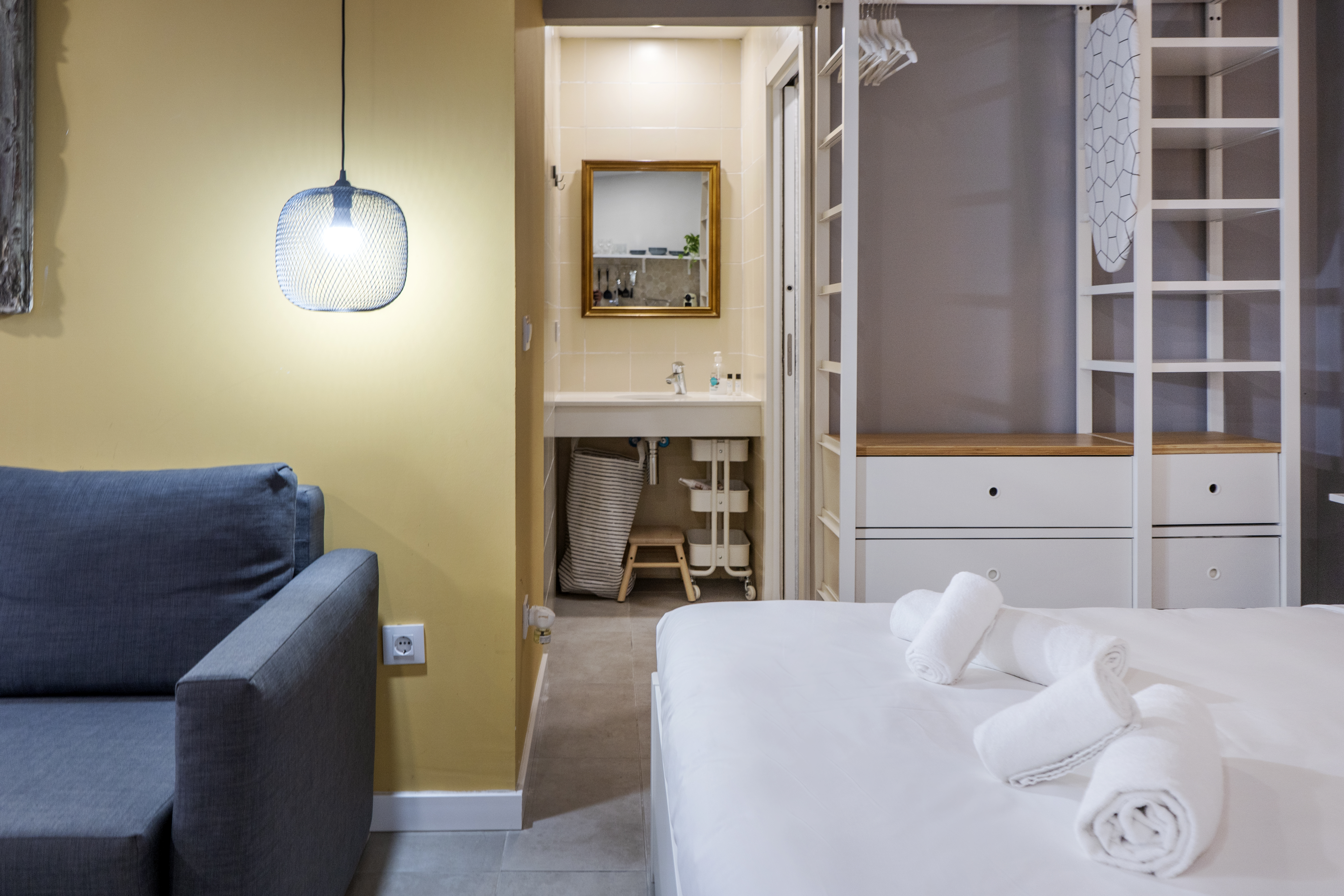 DT Modern studio a few blocks away from the centre 19 VLC HOST: Alquiler apartamentos corta duración