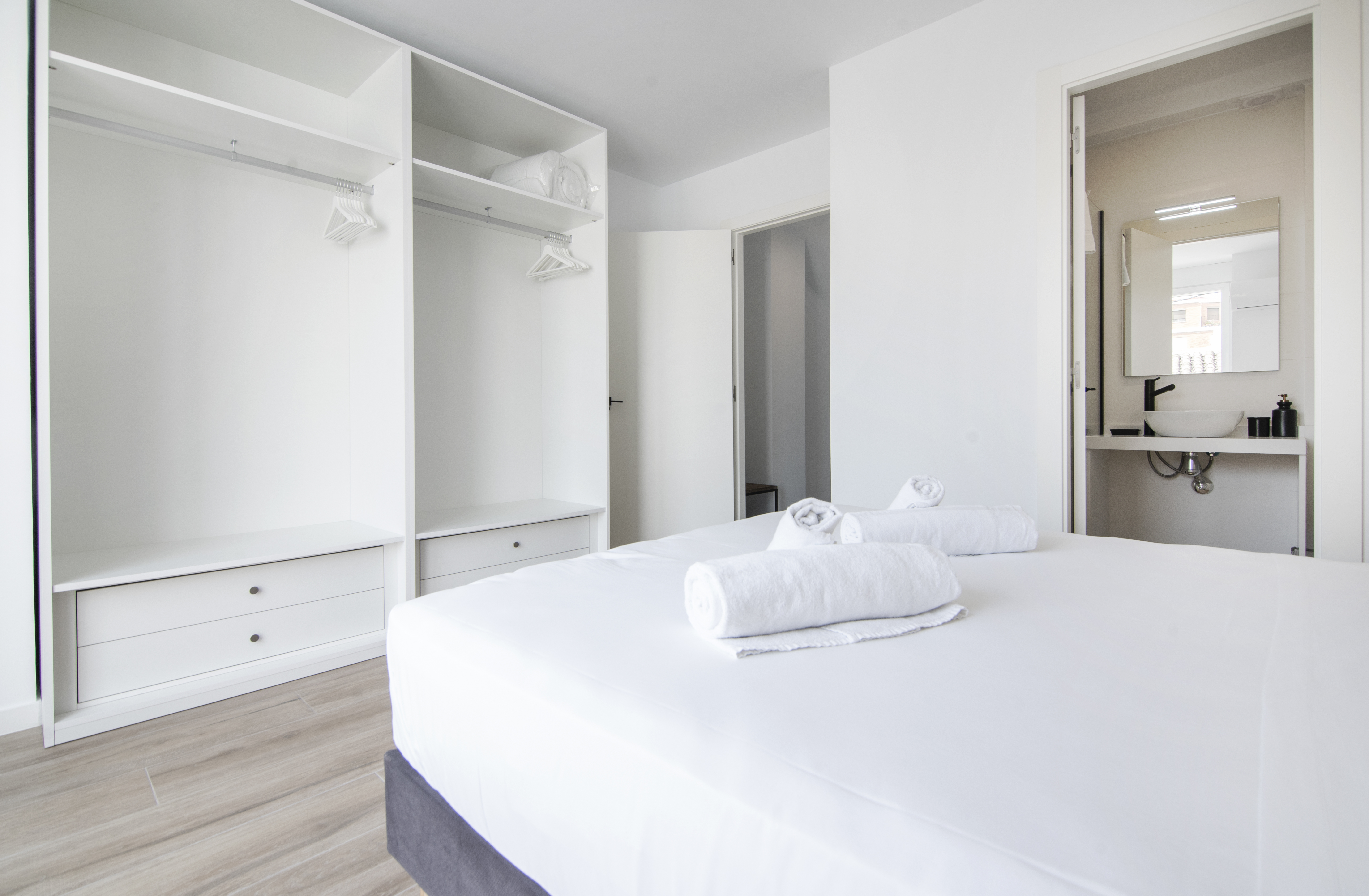 5T Elegant Duplex Penthouse in the Heart of Valencia's Carmen District with Private Terrace 9 VLC HOST: Alquiler apartamentos corta duración