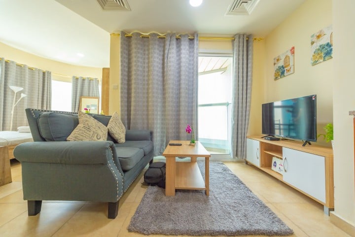 Modern furnished studio with balcony in JLT - BRK 1 Luxury Escapes