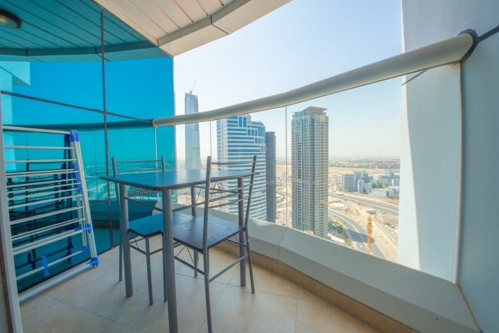 Modern furnished studio with balcony in JLT - BRK 0 Luxury Escapes