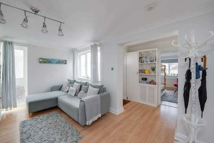 Cosy, nautical 2 bed, 5 mins stroll to Seafront 9 Places to be