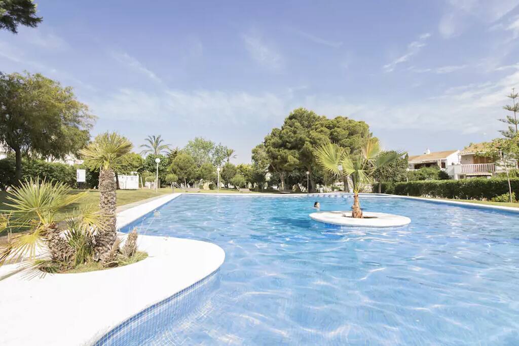 Top Apartment: Sea views, terrace and pool Sereno