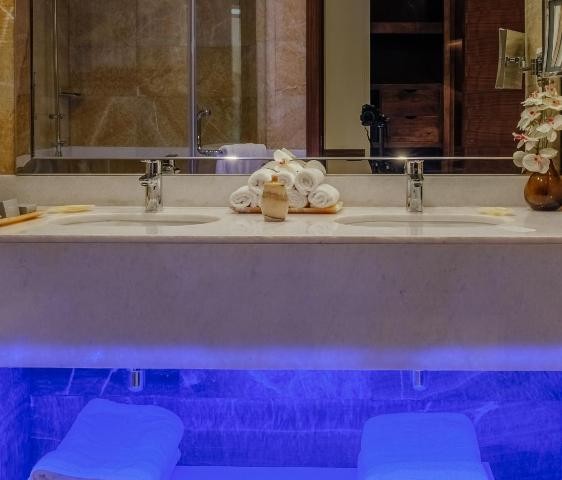 Deluxe King Suite Near Escan Tower Marina 5 Luxury Bookings