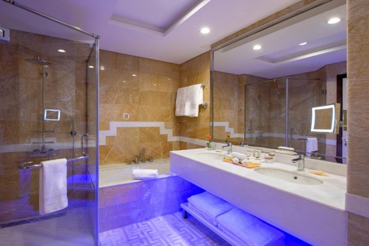 Deluxe King Suite Near Escan Tower Marina 15 Luxury Bookings