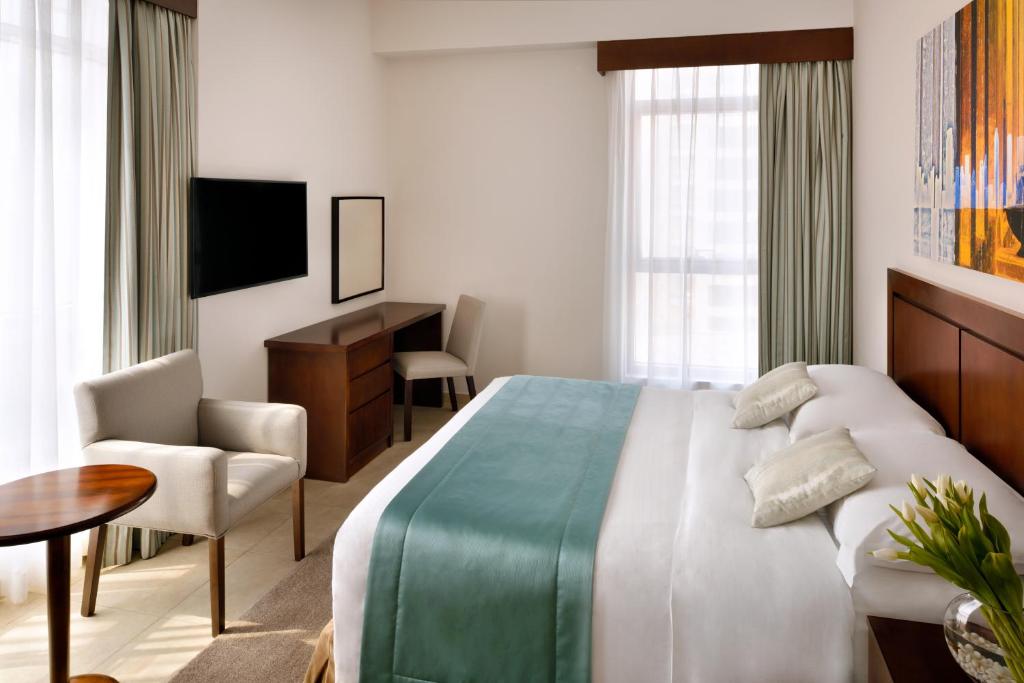 Two Bedroom Apartment Near American Hospital Luxury Bookings