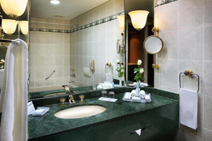Classic King Room Near Le Royal Club Dubai 4 Luxury Bookings