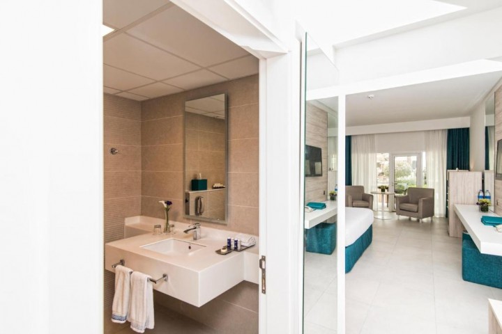 Resort Garden Deluxe Room Near France Consulate 3 Luxury Bookings
