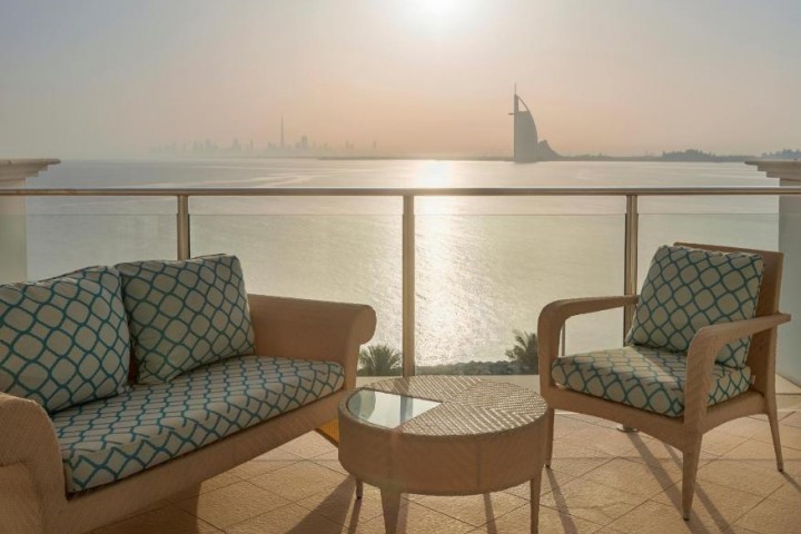 Deluxe Family Room Near By Empower PJC4 Plant 16 Luxury Bookings