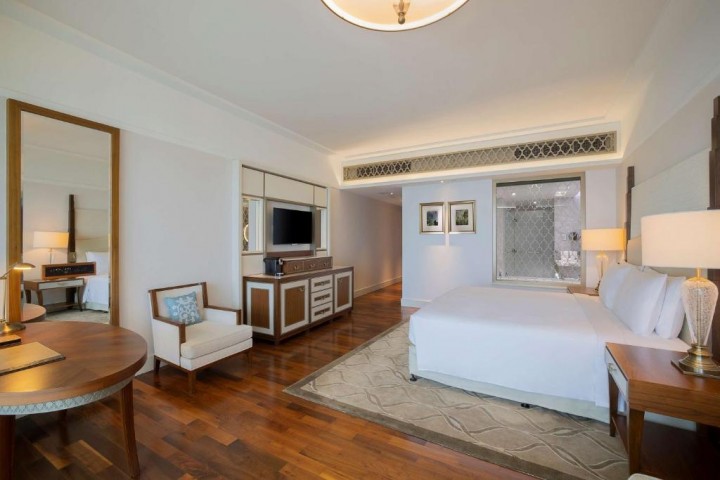 Luxury Deluxe Suite Near By Empower PJC4 Plant 24 Luxury Bookings