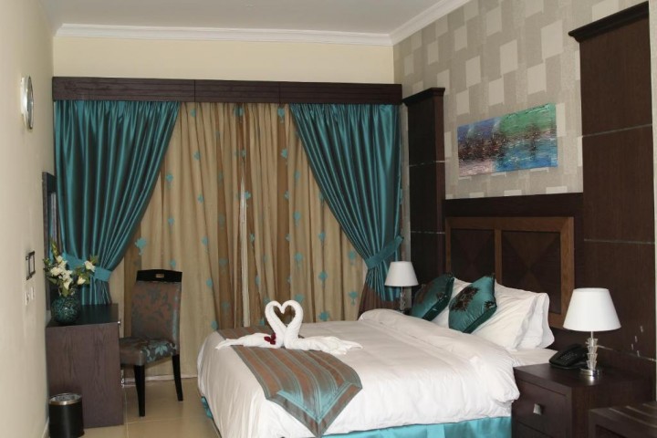 Classic Two Bedroom Near Mall Of Emirates 5 Luxury Bookings